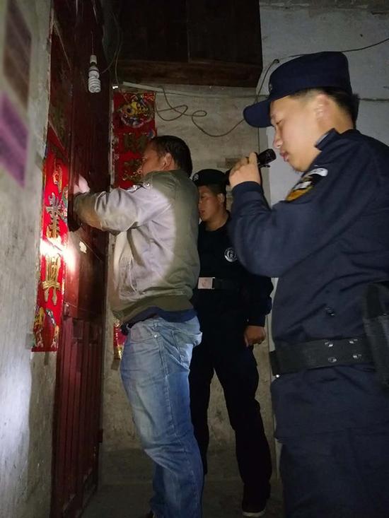 盘锦粗心妈妈误将幼女锁家中 