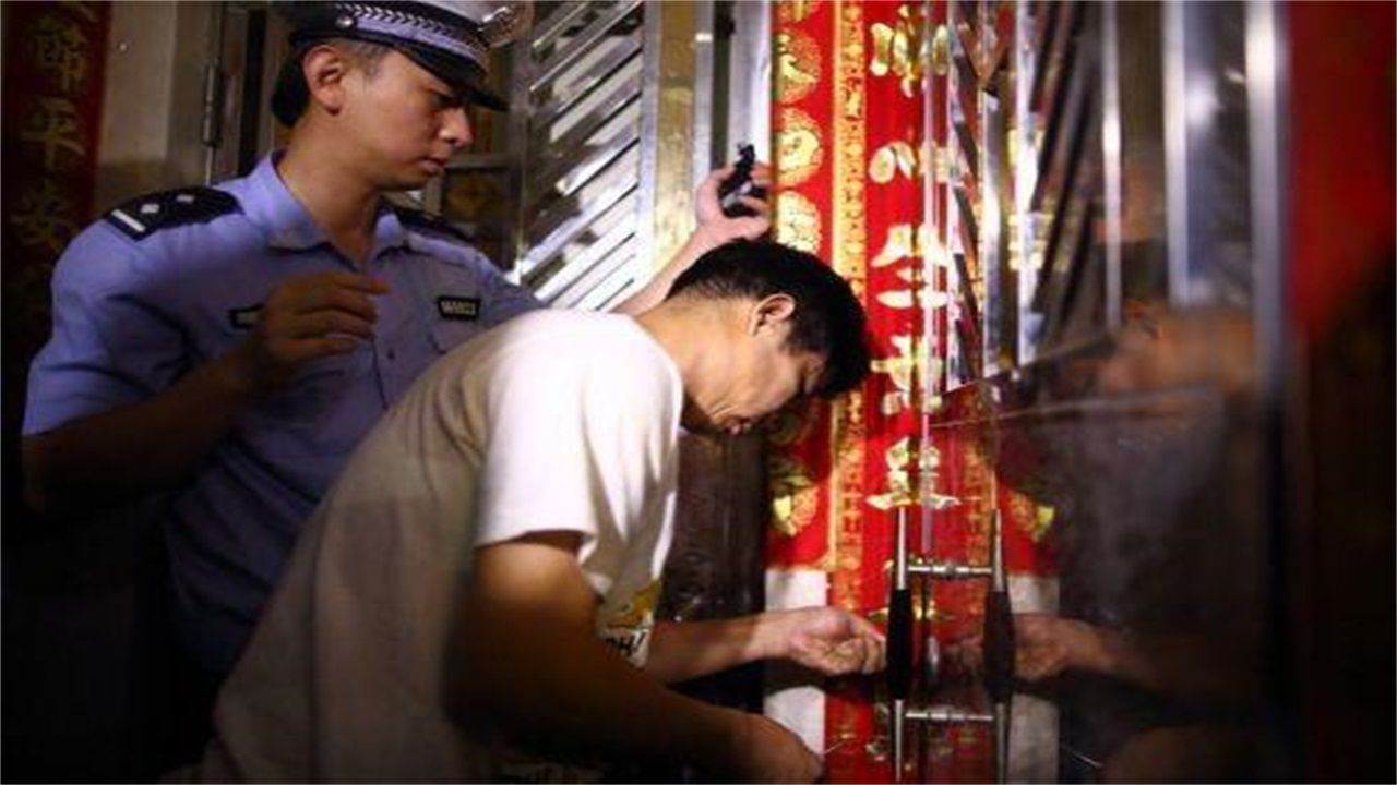 盘锦请开锁师傅开了锁后，师傅